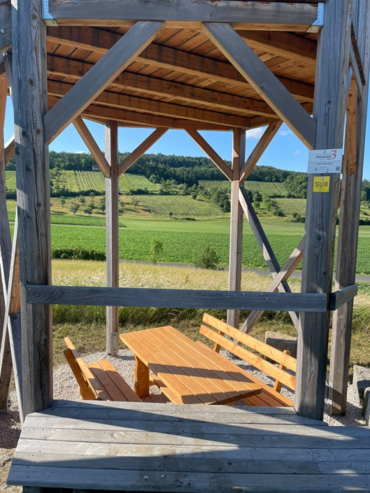 Sitzgelegenheit am Weinturm