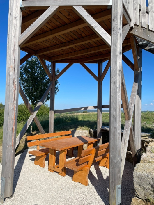 Sitzgelegenheit am Weinturm